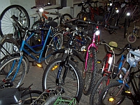 Fahrräder vor dem Recycling